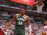 乐鱼网页版 -包含赛后密尔沃基雄鹿备战CBA季后赛；临场应变细节曝光；悬念犹存；赛程密集仍需轮换的词条