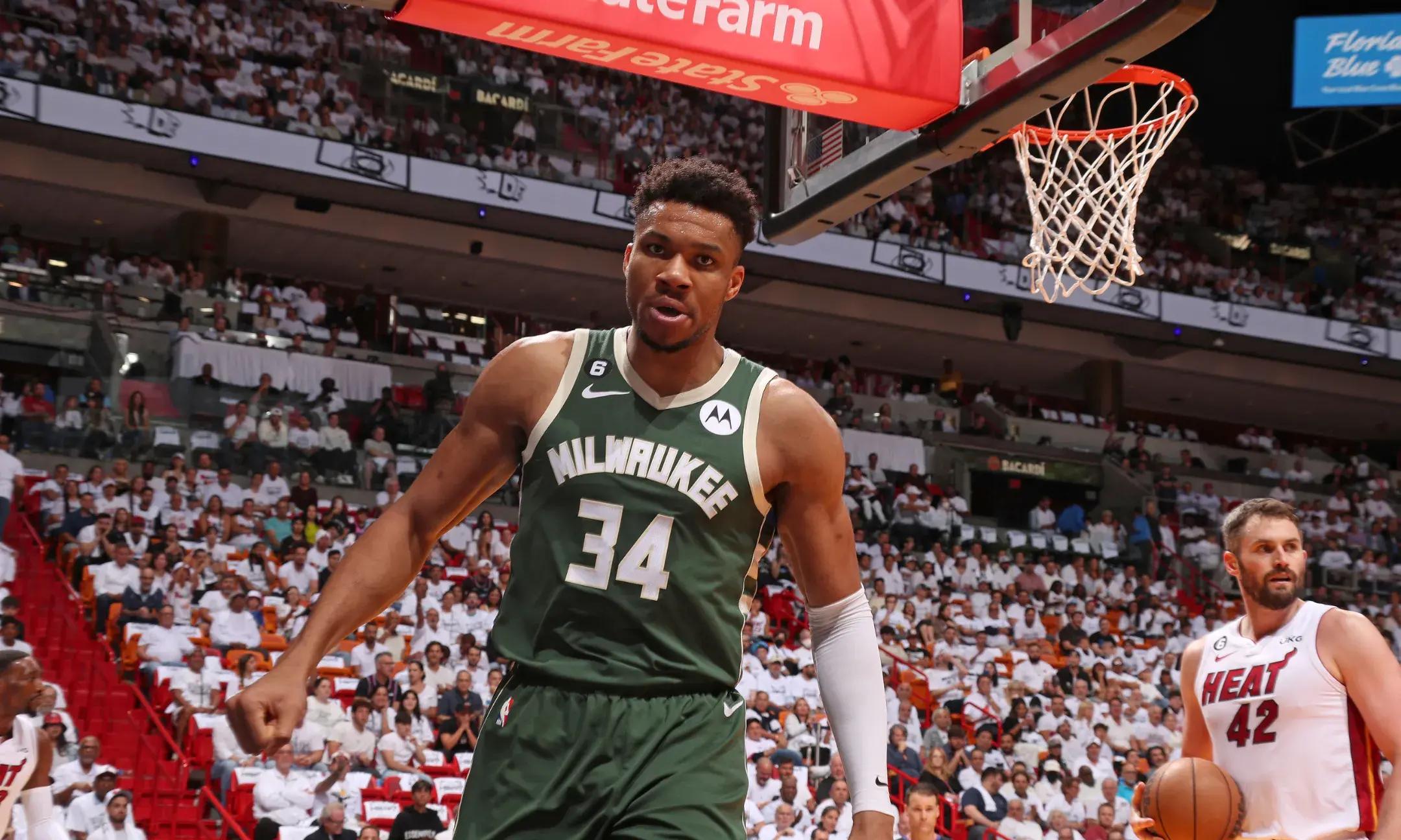 包含赛后密尔沃基雄鹿备战CBA季后赛；临场应变细节曝光；悬念犹存；赛程密集仍需轮换的词条